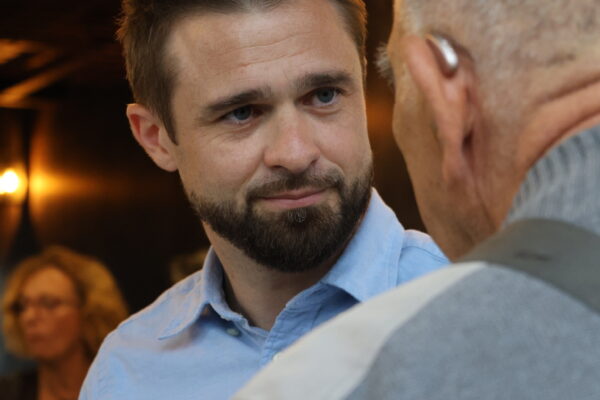 Photo de Benjamin Juvigny, audioprothésiste à Velaux, lors de l'inauguration de l'Atelier de l'Ouïe